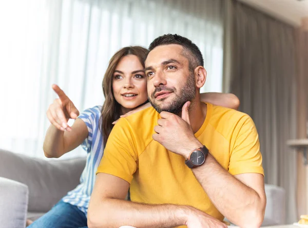 Bella giovane coppia sta passando del tempo insieme — Foto Stock