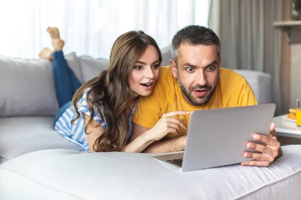 Couple joyeux est à la recherche sur l'écran d'ordinateur portable — Photo