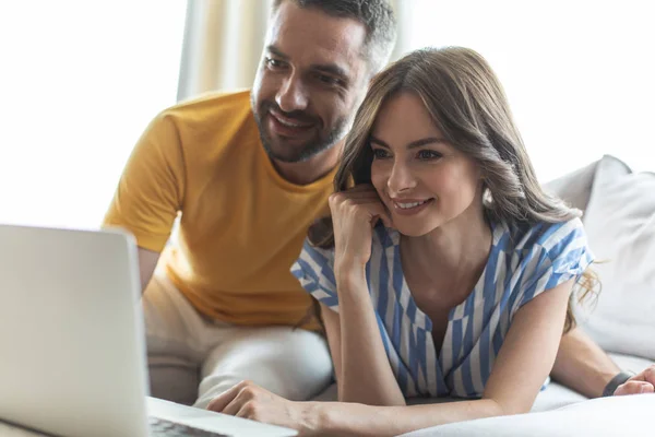 Sorridente coppia è trascorrere del tempo a casa — Foto Stock