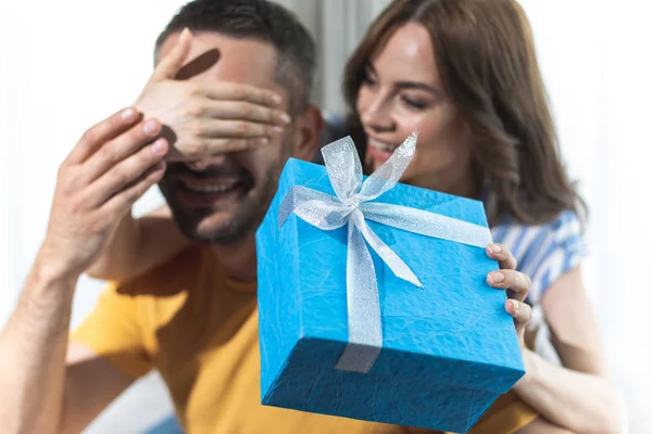 Hübsche Frau bereitet schönes Geschenk für ihren Mann vor — Stockfoto