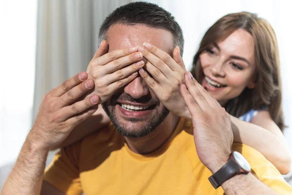 Heureuse femme est drôle fermer les yeux de son bien-aimé — Photo