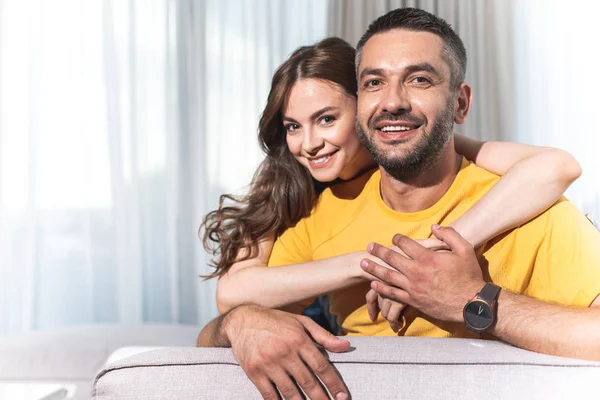 Esposa está gentilmente abraçando seu amado marido — Fotografia de Stock