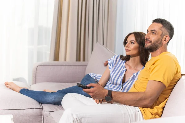 La pareja casada está descansando juntos en casa —  Fotos de Stock