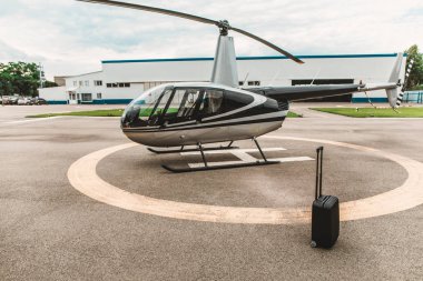 Siyah bavul insanlar olmadan helikopter platformda yer