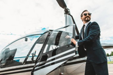 Helikopter duran ve heyecan arayan mutlu adam