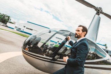Kapıyı onun helikopterinin dokunmaktan ve kendinden emin seyir şık işadamı