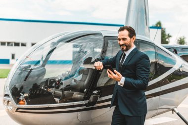 Helikopter el koyarak ve gülümseyerek mutlu bir adam