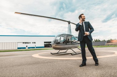 Neşeli adam helikopter olurken Evet