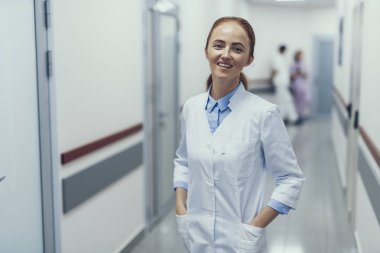 Neşeli kadın pratisyen klinik çalışmalarında keyif alıyor