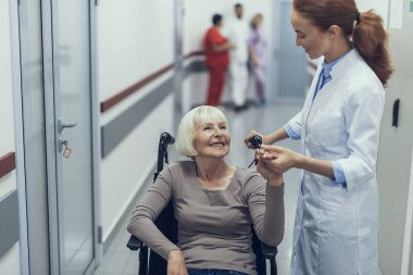 Arabasını neşeli Bayan kadın doktorla konuşuyor