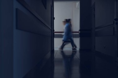 İnsanlar klinik koridor hızlı gelişiyor