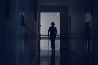 Bayan sopa ile klinik koridor yürüyor