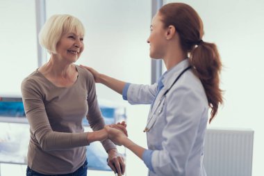 Mutlu kadın doktor izni alma