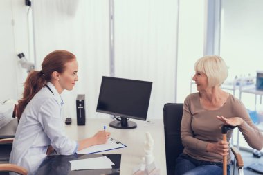 Neşeli Bayan kadın cerrah tıbbi tedavi gören