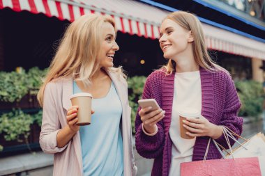 Neşeli genç Bayan Anne sokakta sohbet