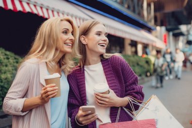 Çekici genç hanım sokakta annesiyle ayakta
