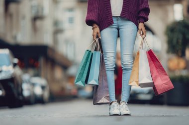 Sokakta duran Jeans genç bayan