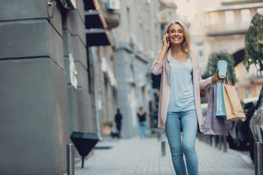 Güzel kadın sokakta yürürken cep telefonunuzun söz
