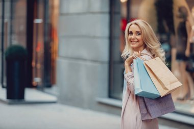 Sokakta poz güzel orta yaşlı kadın
