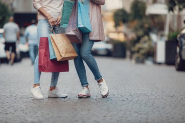 Orta yaşlı kadın ve kızı sokakta duran