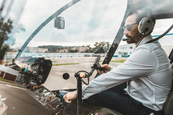 Piloto tranquilo sentado en la cabina mientras trabaja solo — Foto de Stock