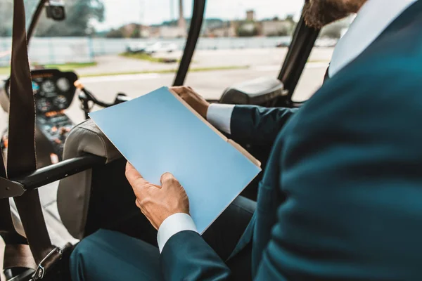 El primer plano de la carpeta de papel en las manos de la persona elegante — Foto de Stock