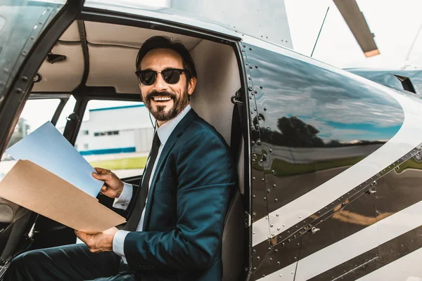 Hombre emocional sintiéndose feliz y sosteniendo sus documentos — Foto de Stock