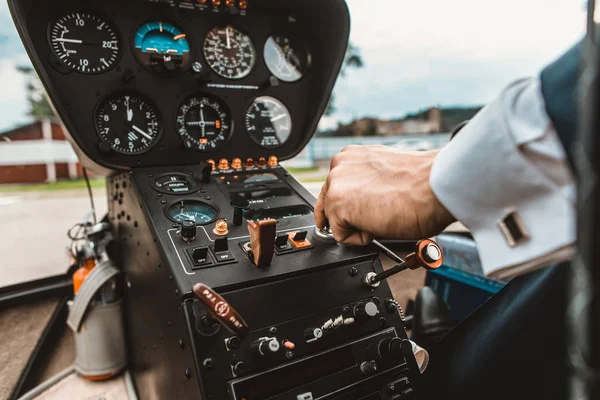 Imagem lacônica da mão colocada no painel do helicóptero — Fotografia de Stock