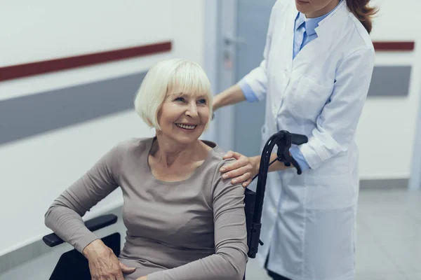 Neşeli olgun Bayan Doktor yardımıyla arabasını kullanıyor — Stok fotoğraf