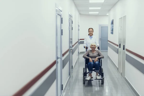 Glückliche Frau im Rollstuhl genießt ärztliche Hilfe — Stockfoto