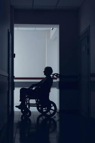 Dame mit Kinderwagen bleibt im Krankenhaus — Stockfoto