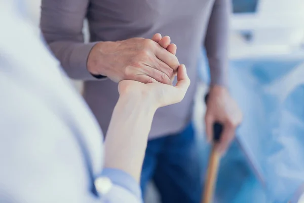 Lekarz trzyma rękę pacjenta w szpitalu — Zdjęcie stockowe