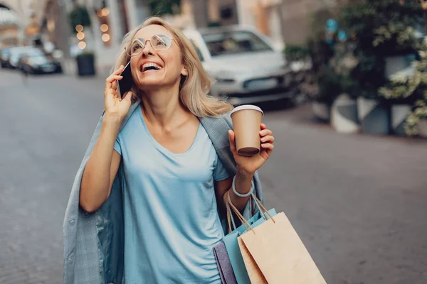 Piękna kobieta z gorącego napoju, ciesząc się rozmowy telefonicznej i śmiejąc się — Zdjęcie stockowe