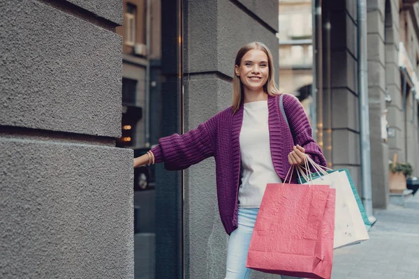 Vrolijk meisje in violet trui gonna de kledingwinkel — Stockfoto
