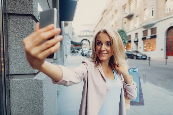 Belle femme faisant selfie dans la rue — Photo