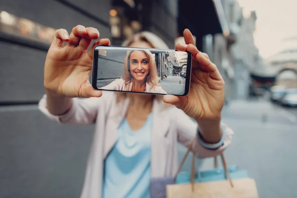 Gyönyörű szőke nő, ami selfie, az utcán — Stock Fotó