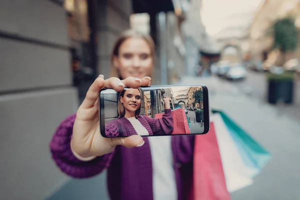 Bájos fiatal nő, ami selfie, az utcán — Stock Fotó