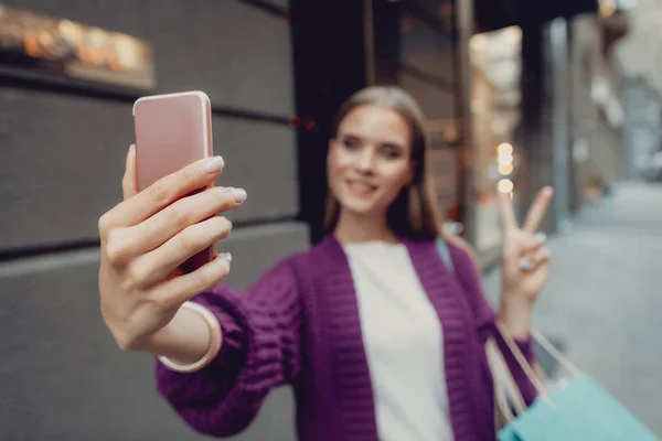 Gyönyörű fiatal nő, ami selfie, az utcán — Stock Fotó