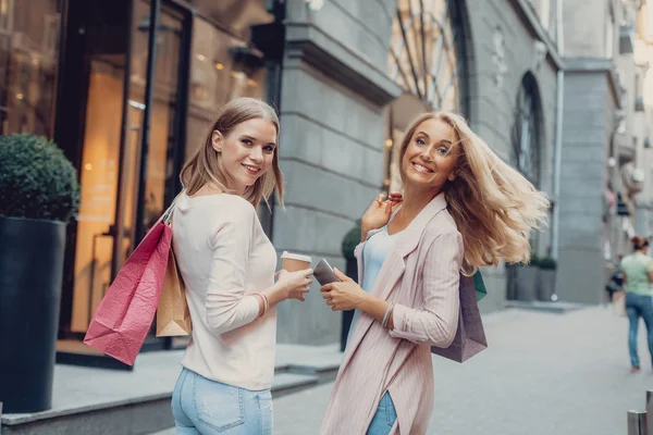 Hermosa joven y su madre mirando a la cámara y sonriendo — Foto de Stock