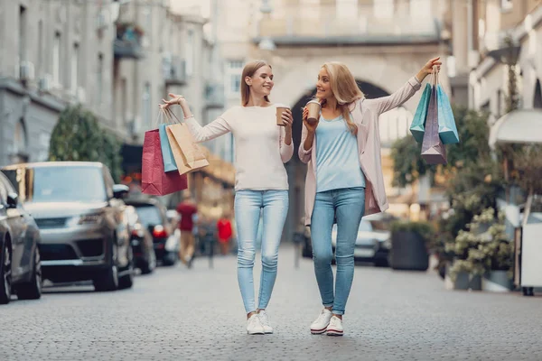 Alegre señora de mediana edad y su hija disfrutando de las compras —  Fotos de Stock