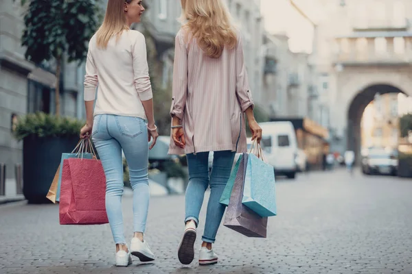 Señora de mediana edad y su hija caminando por la calle —  Fotos de Stock