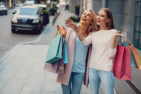 Madre de mediana edad pasando tiempo con su hija al aire libre — Foto de Stock