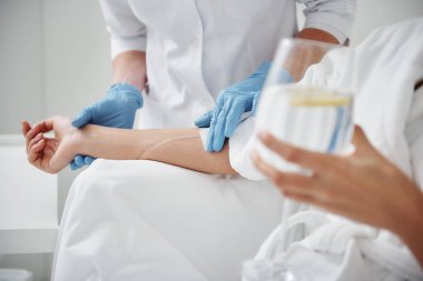 Doktor Bayan yandan intravenöz damla ekleme