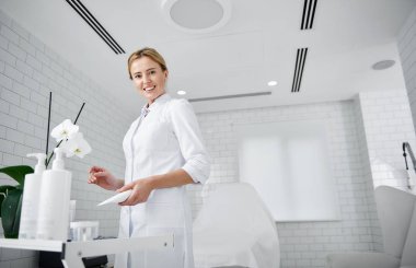 Şevval özçelik güzellik kozmetik ürünler tablosuyla yakın duran