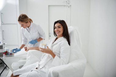 İçkiyle Sağlık Merkezi intravenöz tedavi gören genç bayan
