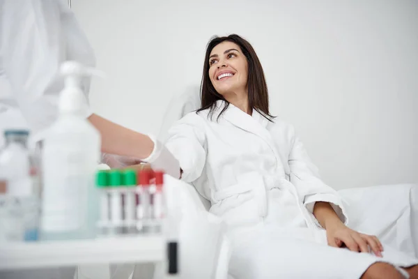 Beautiful young lady receiving intravenous treatment at wellness center — Stock Photo, Image