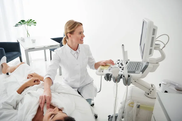 Médico examinando la glándula tiroides dama con ultrasonido escáner — Foto de Stock