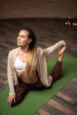 Güzel Bayan ayağı dokunmadan süre başını koyarak