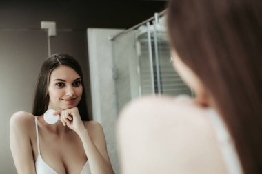 Giden Bayan yansıması odasında hayran