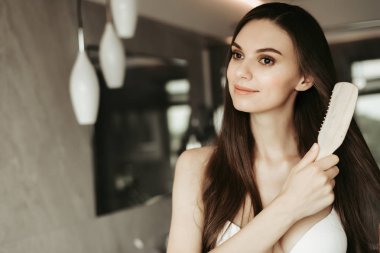 Modern saç fırçası kolundan tutarak mutlu erkek